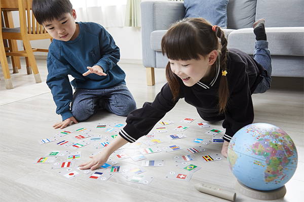 しゃべる国旗付き地球儀＆カルタ タッチミー